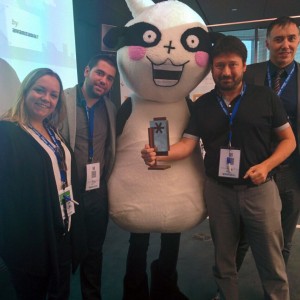 El equipo de Numintec con el premio y Mr.Codec, la mascota de VOIP2DAY