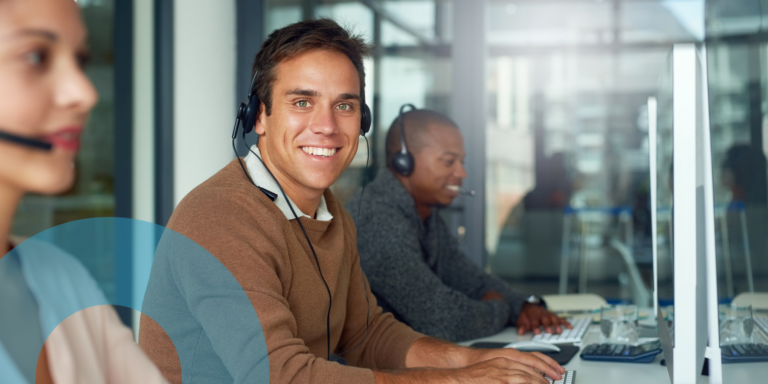 hombre en contact center sonriendo