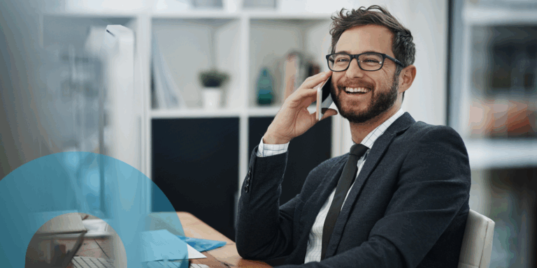 cliente-sonriendo-del-cx-al-roi