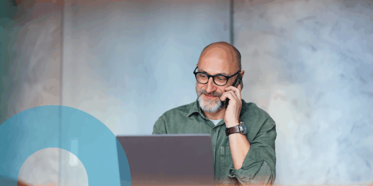 cliente-feliz-al-telefono