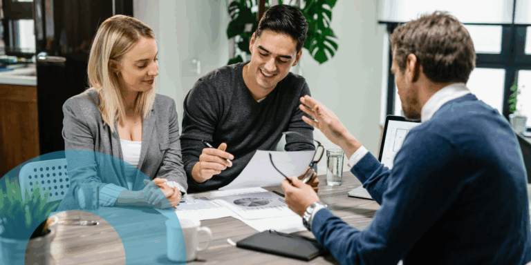 pareja-feliz-clientes-seguros