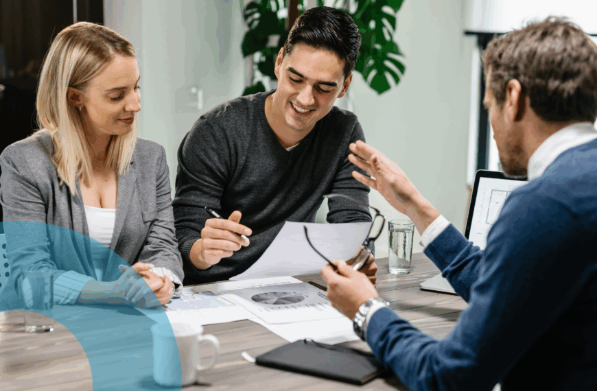 pareja-feliz-clientes-seguros