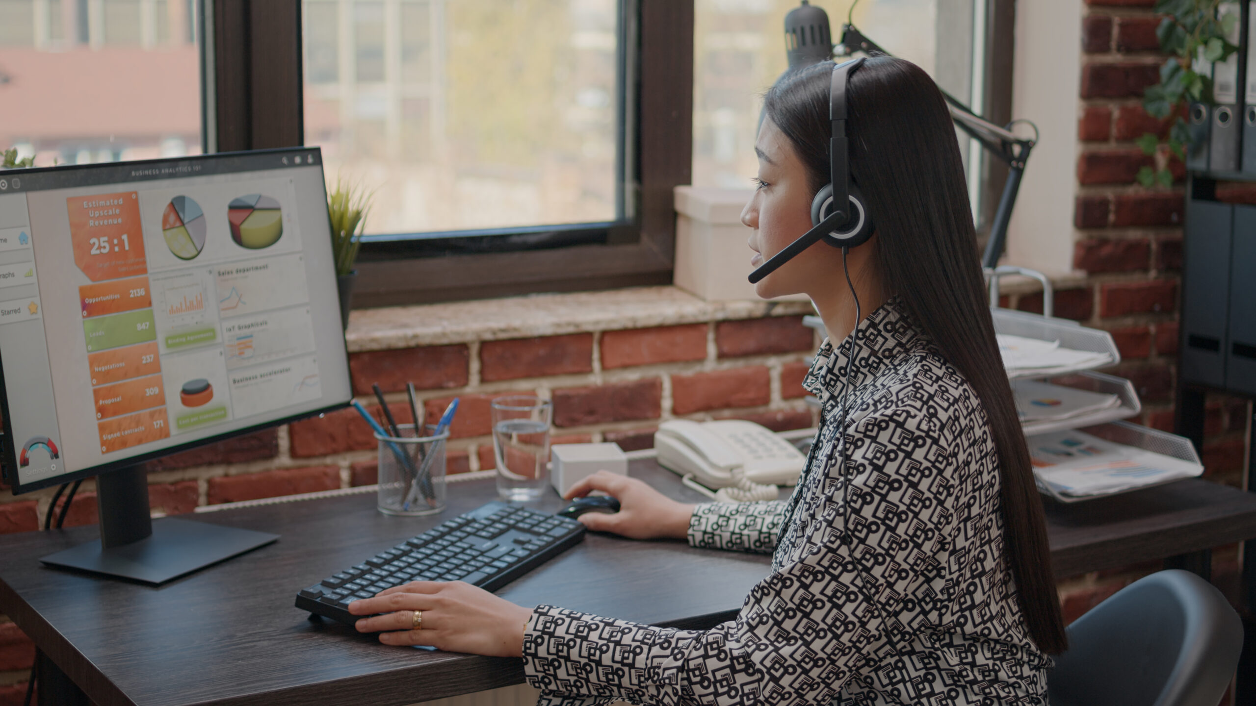 Agente usando software de atención al cliente con dashboard de métricas en tiempo real