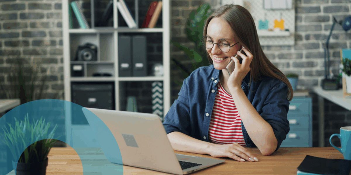 mujer-al-telefono-feliz-con-Numintec-AI-Agents