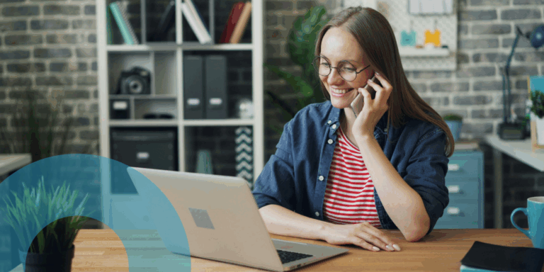 mujer-al-telefono-feliz-con-Numintec-AI-Agents
