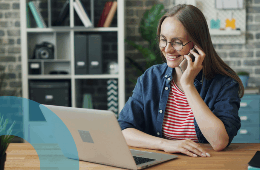 mujer-al-telefono-feliz-con-Numintec-AI-Agents